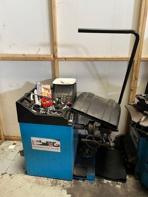 une machine bleue qui se trouve dans un coin d'une pièce