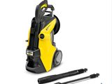 un stylo à pression noir et jaune posé à côté d'un stylo sur une surface blanche