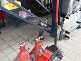 un scooter rouge posé par terre dans un garage