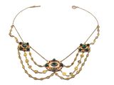 gros plan d'un collier sur fond blanc