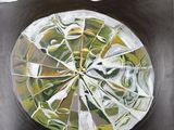 une peinture représentant un bol en verre cassé posé sur une table