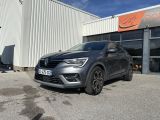 une voiture grise garée devant un bâtiment