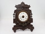 une petite horloge posée sur une table