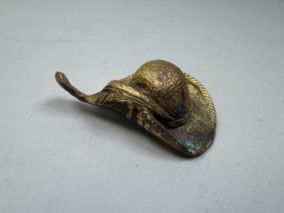 une image représentant une tête d'éléphant en laiton sur un fond blanc