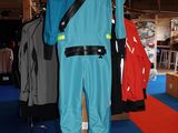 un mannequin vêtu d'un costume bleu, exposé dans un magasin
