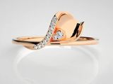 une bague en or rose sertie de diamants sur fond blanc