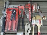 un grand nombre d'outils posés à même le sol
