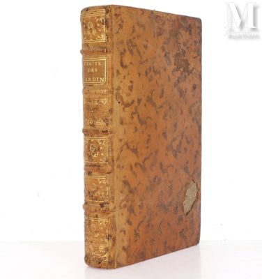 un vieux livre posé sur une table à côté d'un fond blanc