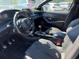 l'intérieur de la voiture est propre et prêt à l'emploi