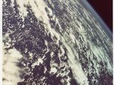 une image montrant la Terre vue depuis la navette spatiale