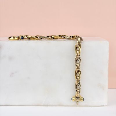 une pochette en marbre blanc avec une chaîne dorée
