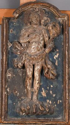 une statue représentant un homme tenant un enfant sur une croix