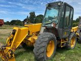 une photo d'un tracteur garé dans l'herbe