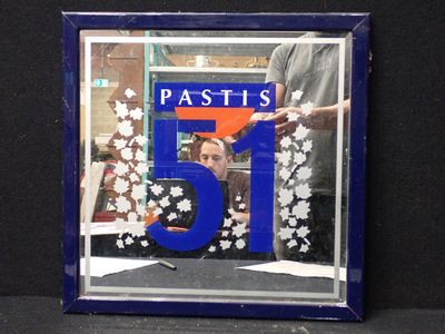 une photo d'une photo d'une affiche indiquant « Pastis 51 »
