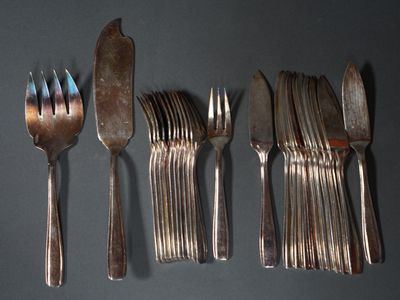 cinq fourchettes, un couteau et une cuillère sur une table