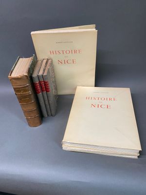 trois livres posés sur une table l'un à côté de l'autre