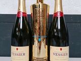 trois bouteilles de champagne posées côte à côte sur une table