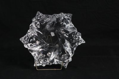 un gros plan d'un vase en verre posé sur une surface noire