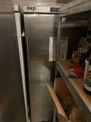 un réfrigérateur dans une cuisine dont les étagères sont bien remplies