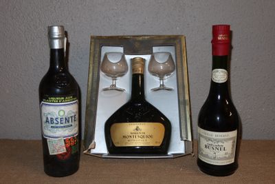 deux bouteilles de vin et deux verres à vin vides sur une table