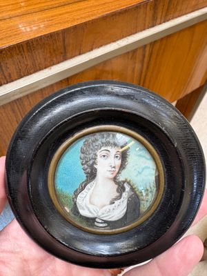 Miniature présentant une élégante