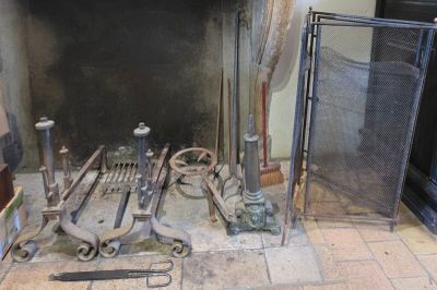 une cheminée avec tout un tas d'outils par terre