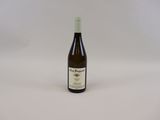 la bouteille de vin est posée sur une surface blanche
