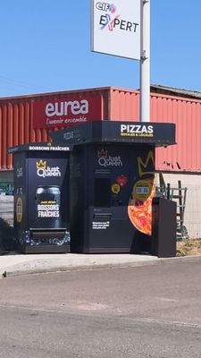 deux distributeurs automatiques au bord de la route