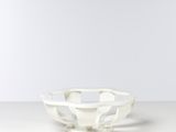 une photo d'un bol blanc posé sur une table