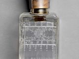 Cette image peut représenter un flacon de parfum ou un vaporisateur de parfum.