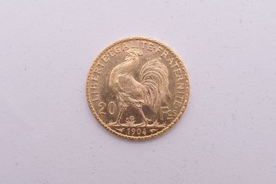 Gros plan sur une pièce d'or ornée d'un coq