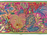 un tapis coloré orné d'oiseaux et de fleurs sur fond rose