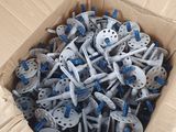 une boîte en carton remplie d'une multitude de vis