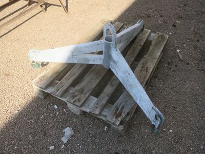 une palette en bois posée par terre à côté d'une chaise