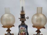 Trois vases en verre sont posés les uns à côté des autres sur une table