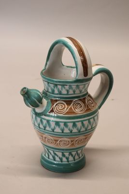 un vase bleu et blanc avec une anse sur une table
