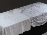 un lit recouvert d'un couvre-lit blanc et de draps blancs