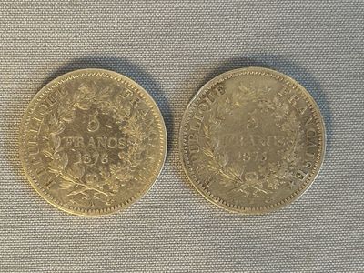 deux pièces d'or posées l'une sur l'autre sur une table
