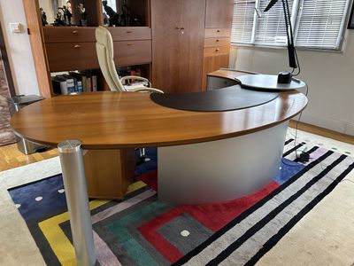 Uffix, élégant bureau arrondi en stratifié et inox, avec un …