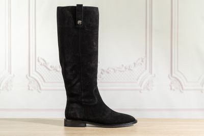 une paire de bottes noires posée sur un parquet
