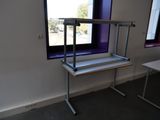 un bureau avec une étagère et une fenêtre dans un coin