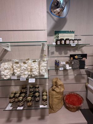 un étalage présentant différents types d'aliments dans un magasin
