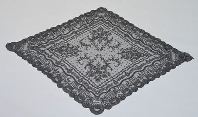 photo en noir et blanc d'un napperon en dentelle posé sur une surface blanche