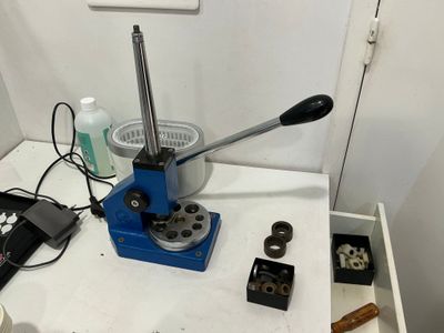 une machine posée sur une table