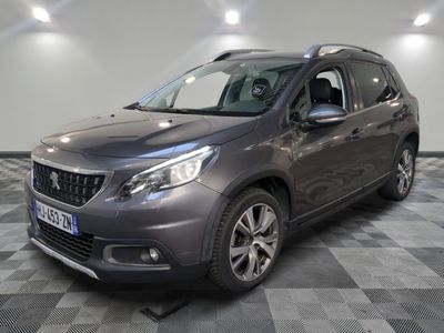 la voiture grise est garée sur un sol en damier dans le garage
