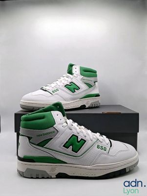 une paire de chaussures New Balance posée sur une boîte