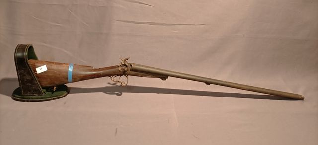 Catégorie D. Fusil à broches par VERNEY CARON. Un chien cassé. Bo