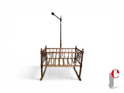 un petit berceau en bois surmonté d'un micro