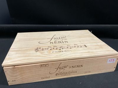 une boîte en bois avec une étiquette posée sur une table