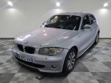 la photo d'une voiture argentée garée dans un garage